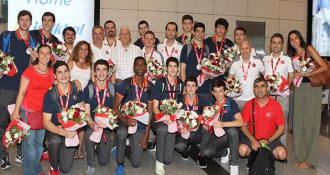 Dünya İkincisi U17 Millilerimizi Türkiye'de aileleri karşıladı