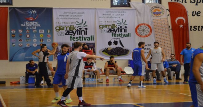 Düzce Belediyespor, Yalova Belediyespor'u mağlup etti.