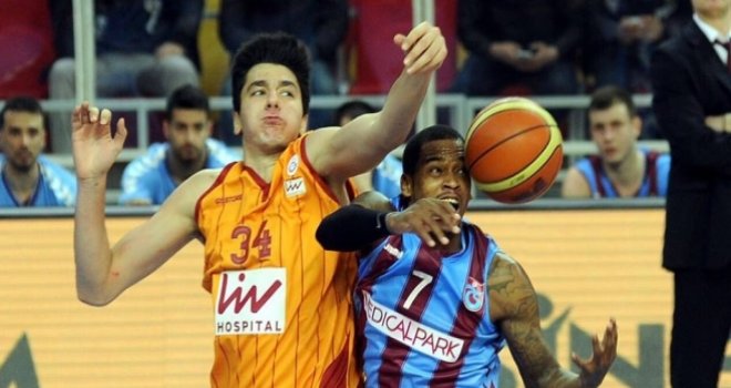 Ege Arar çifte lisansla Pertevniyal'de