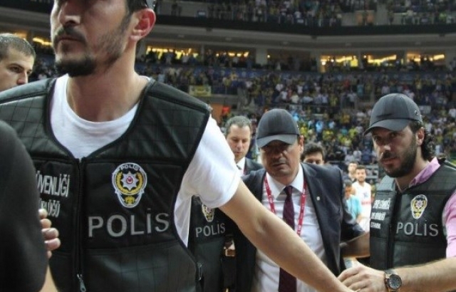 ERGİN ATAMAN POLİS ŞAPKASIYLA SOYUNMA ODASINA GİTTİ