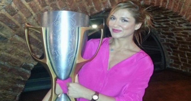 Esra Şencebe Becker'de