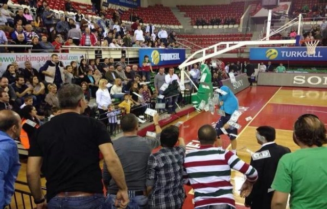 Evren Büker'e dolarlı protesto