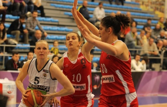 Fenerbahçe, AGÜ'ye fark attı