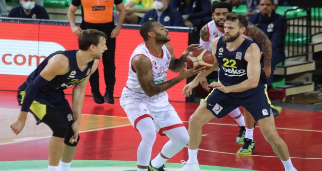 Fenerbahçe Beko, Karşıyaka'da 2-1 öne geçti