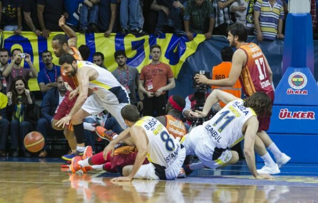 FENERBAHÇE ÜLKER FİNAL SERİSİNDE 2-0 ÖNE GEÇTİ...