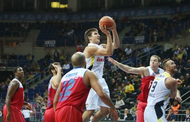 Fenerbahçe Ülker son çeyrekte galibiyete uzandı