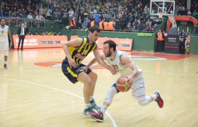 Fenerbahçe Ülker'e Banvit darbesi