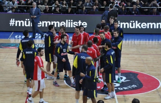 Fenerbahçe Ülker'e Uşak darbesi