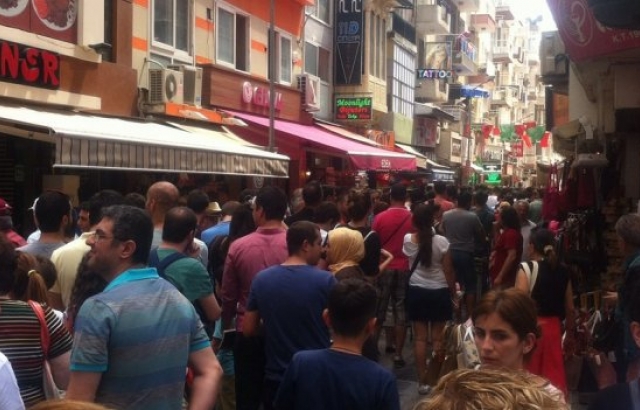 Final serisinin 3.maçına Karşıyaka'da büyük ilgi