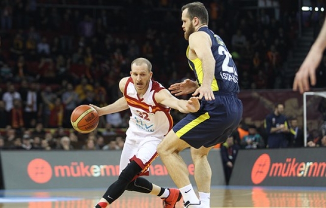 Galatasaray 6 kişiyle Fenerbahçe'yi devirdi