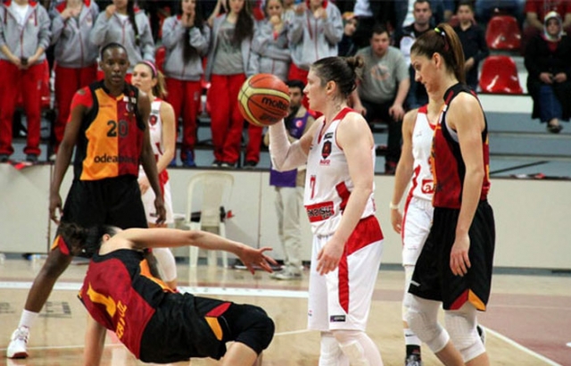 Galatasaray ve AGÜ dördüncü kez parkede...