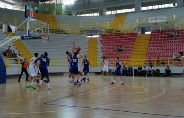 GENÇ ERKEKLERLER FRANSA'YA MAĞLUP