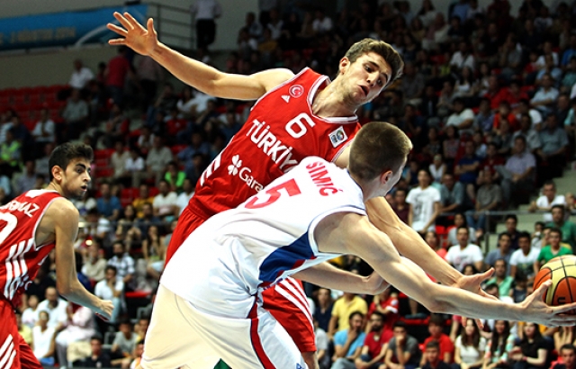 Genç Milliler Sırbistan'a farklı kaybetti