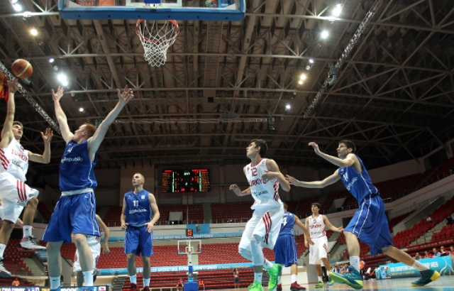 Genç Millilerimiz 50 farkla başladı