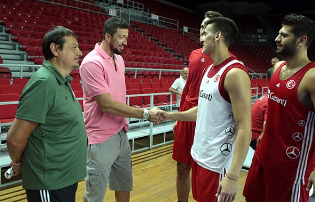 Hidayet Türkoğlu'ndan A Millilere ziyaret