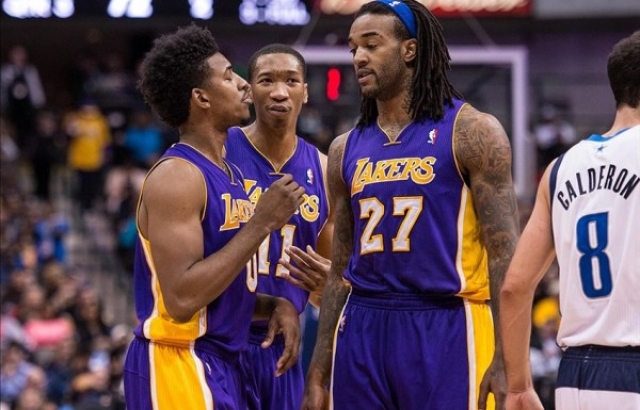 HILL VE YOUNG LAKERS İLE YENİLEDİ
