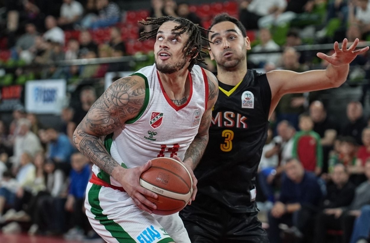 Karşıyaka umudunu korudu...