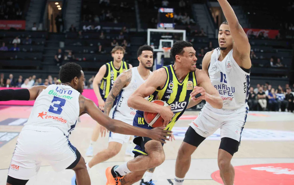 Fenerbahçe, Anadolu Efes'i farklı geçti