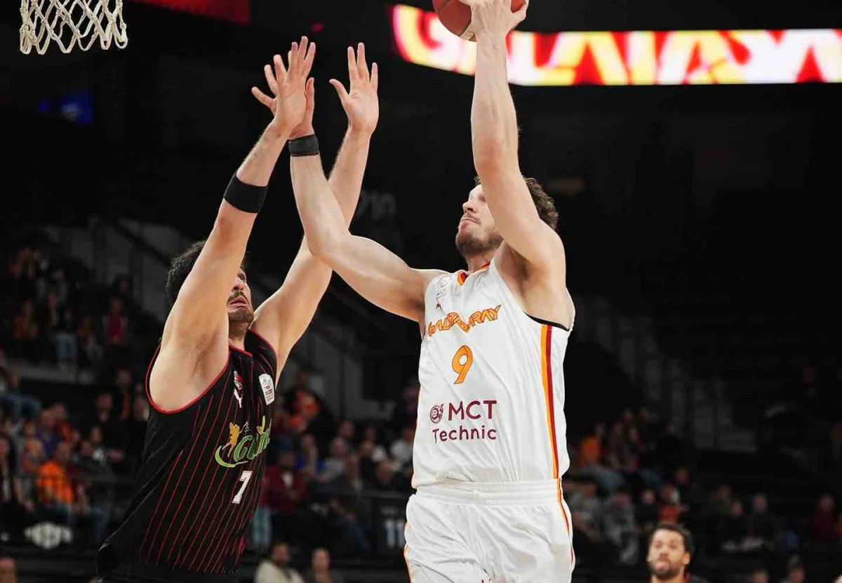 Galatasaray'ı geçen Manisa Basket ligde kalmayı garantiledi
