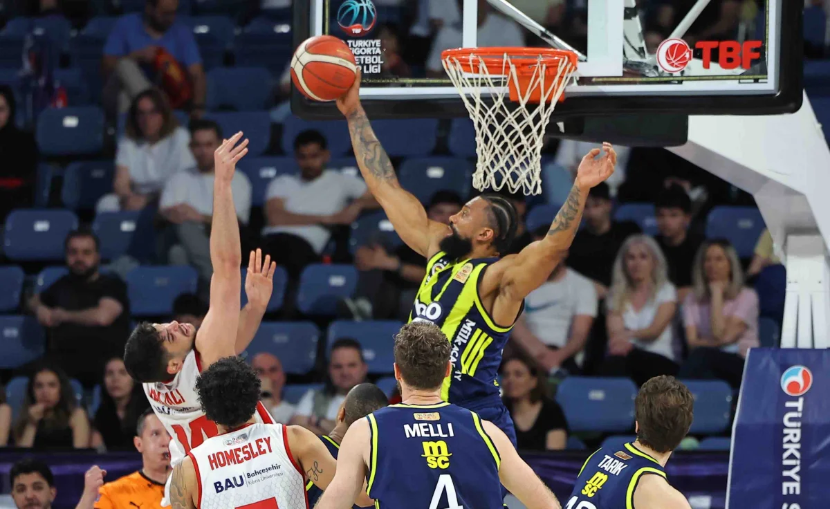 Normal sezonu Fenerbahçe lider bitirdi