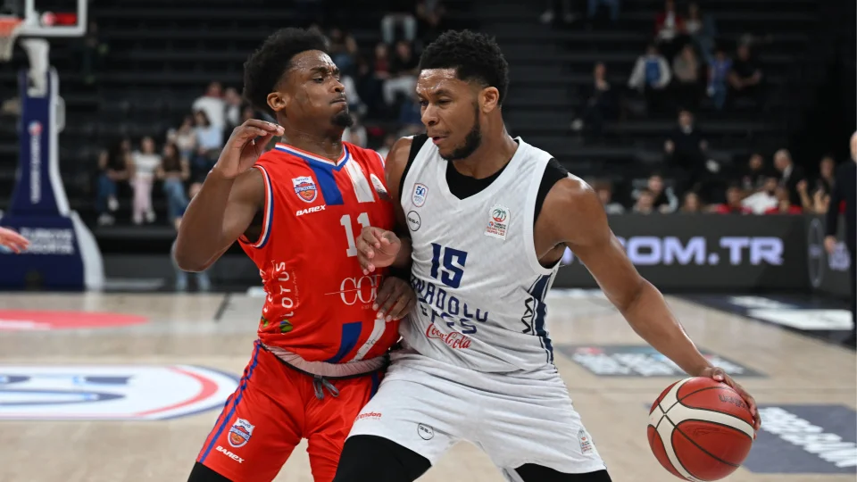 Anadolu Efes farklı galip