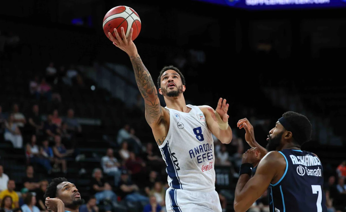 Anadolu Efes, Türk Telekom karşısında 1-0 öne geçti