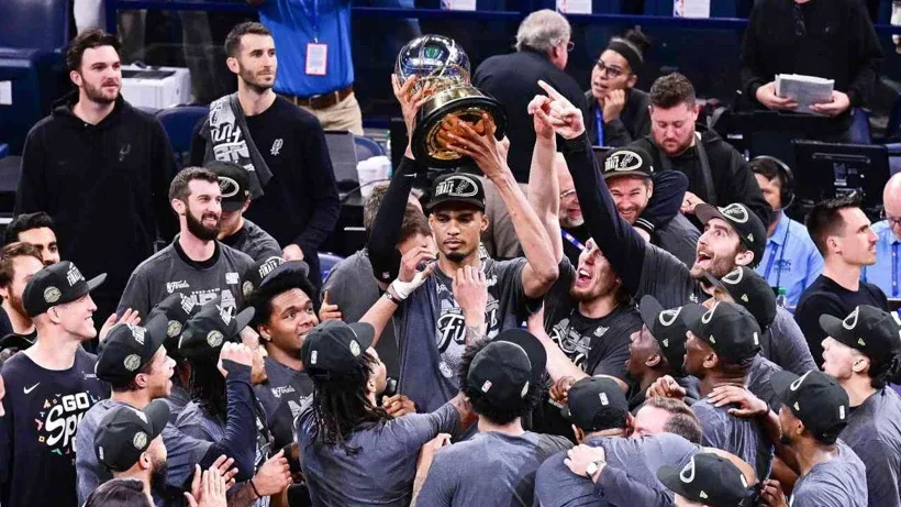 San Antonio Spurs adını finale yazdırdı