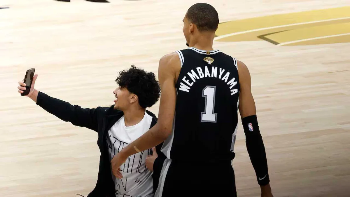 Selfie için sahaya giren taraftara NBA'den ömür boyu men cezası