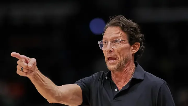 Atlanta Hawks başantrenörleri Quin Snyder ile yeniledi