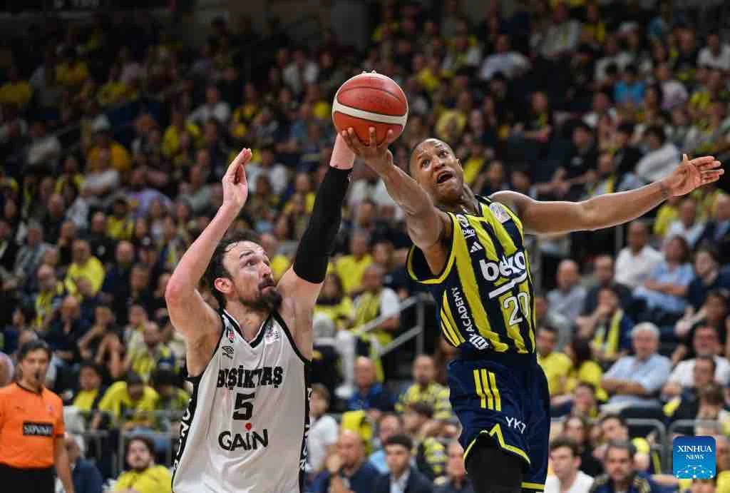 Fenerbahçe iki ayrılığı açıkladı