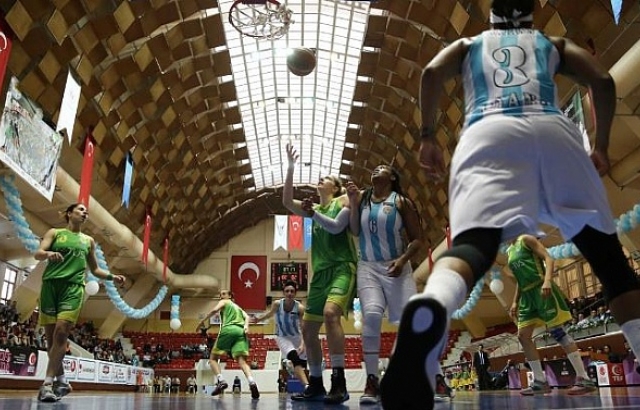 İstanbul Üniversitesi'ni geçen Adana ASKİ yarı finalde