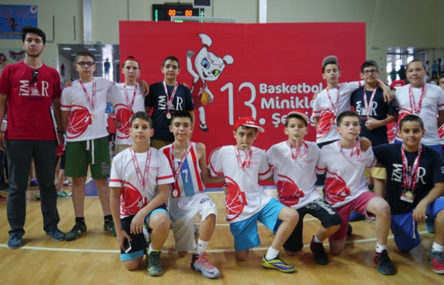İzmir Üniversitesi minik basketbolcularından büyük başarı