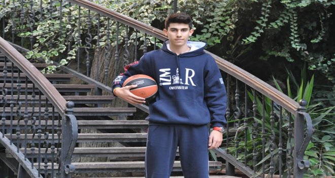 İzmir Üniversitesi'nde Milli Gurur