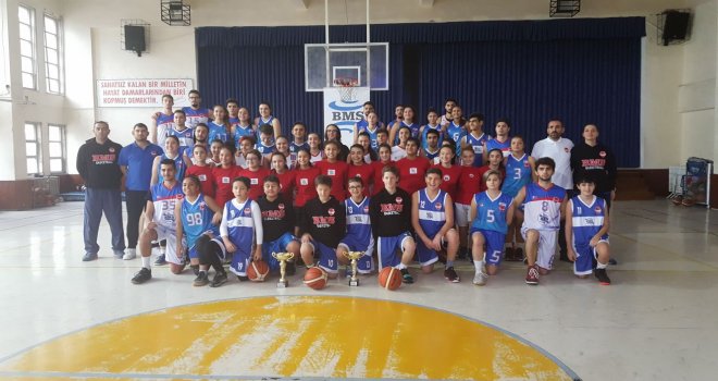 İzmir'de U18 Genç Kızlar'da şampiyon BMS