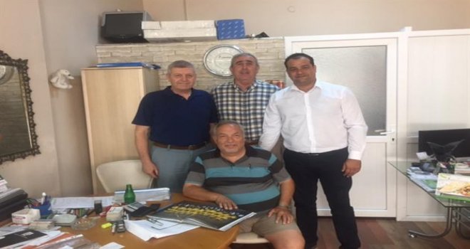 İzmirli hakemlere ''Ligin 50'nci Yılında Hakemlerimiz'' kitabı teslim edildi