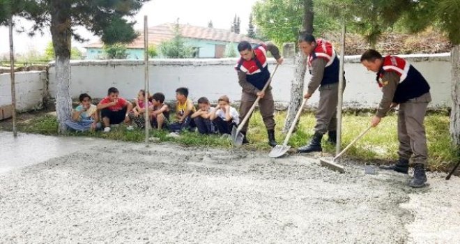 Jandarmadan Öğrencilere basketbol sahası