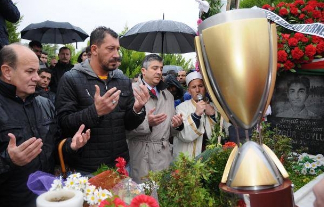 Karşıyaka kupasını Özgür Soylu'ya götürüyor