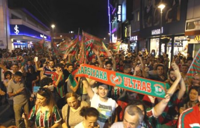 Karşıyaka şampiyonluğu kutluyor...