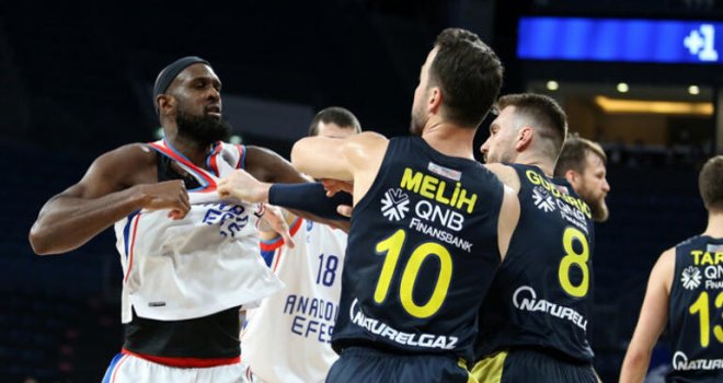 Kavgalı maçta Anadolu Efes 2-0 öne geçti
