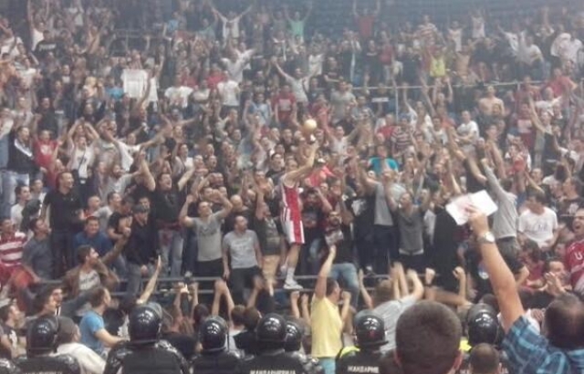 KIZILYILDIZLI TARAFTARLAR PARTİZAN'IN KUPASINI PARÇALADI