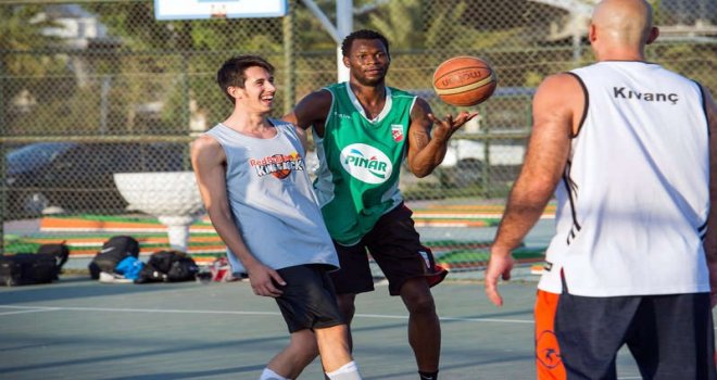 KSK'li Petway ve Soner'den sokak basketbolu oynayanlara sürpriz
