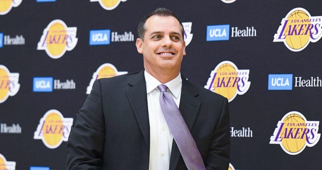 Lakers Vogel ile yeniledi