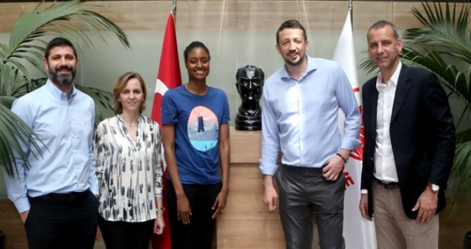 Lara Sanders kadrodan çıkartıldı...