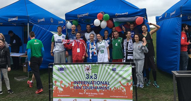 Litvanya?da Tribüne Renk Kat Rüzgarı Esti