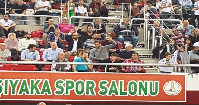 Mehmet Okur, Pınar Karşıyaka-Eskişehir Basket maçını tribünden izledi...