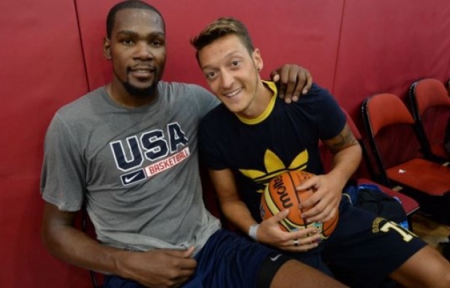 Mesut Özil, ABD kampını ziyaret etti