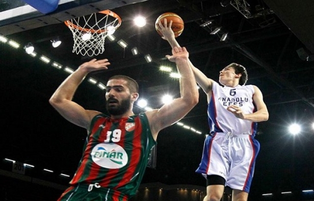 Nefeslerin kesildiği maçta Anadolu Efes, Pınar Karşıyaka'yı yendi