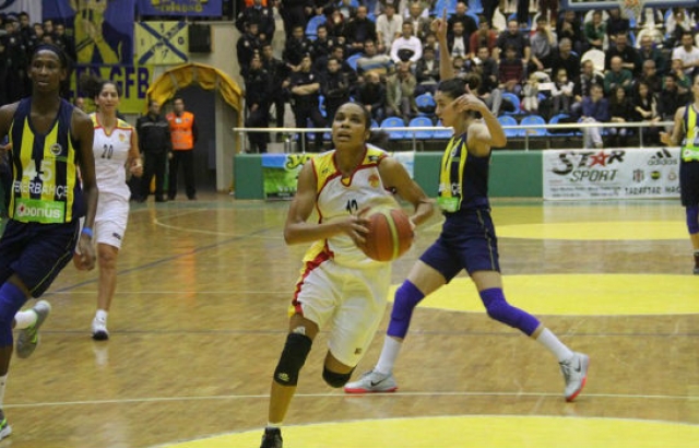 Olaylı maçın galibi Fenerbahçe