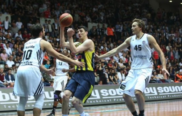 Olaylı maçta Fenerbahçe Ülker, Beşiktaş'ı play-off dışına itti