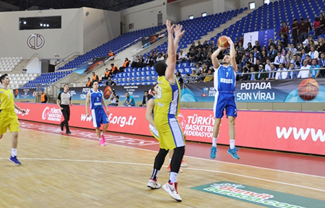 Olaylı maçta FMV Işık Acıbadem'i yendi...